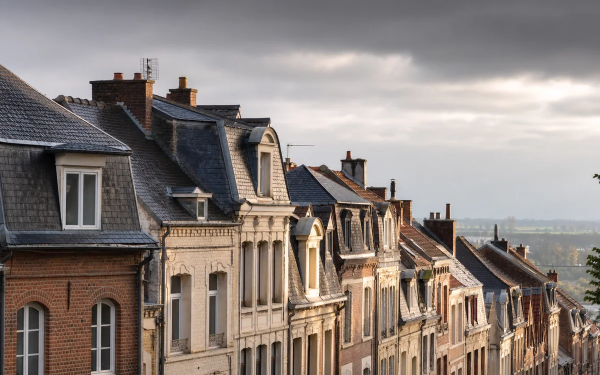 Toitures de maisons en brique et pierre dans un paysage urbain du Pas-de-Calais