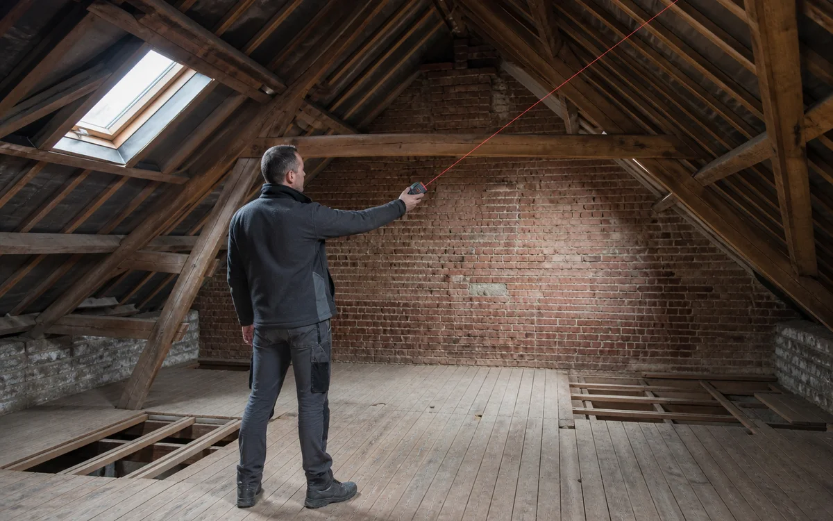 Métrage dans une maison du bassin minier Mesure laser d’un volume de combles sous charpente dans une maison à Lens